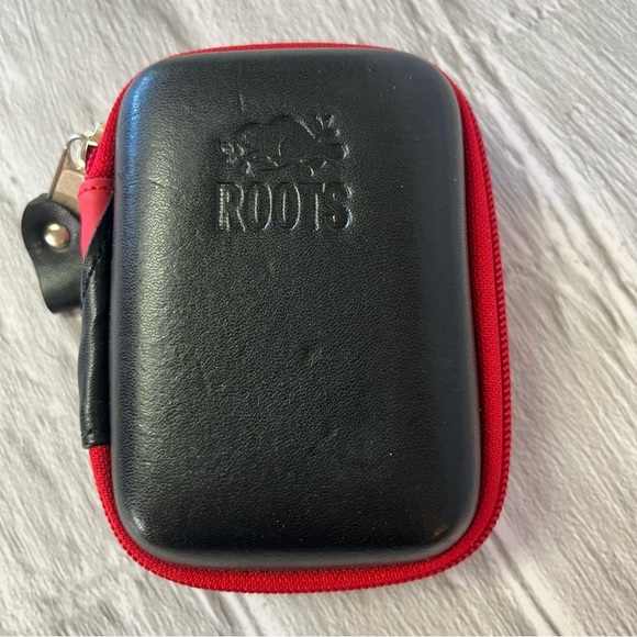 New Roots Canada Travel Zippered Compact Playing Card Set - Picture 2 of 8